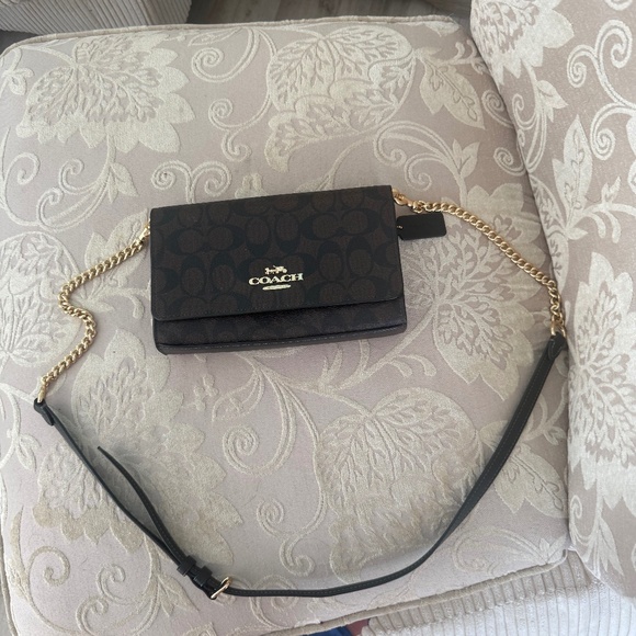 Cute, brand new Coach clutch! - Picture 1 of 1